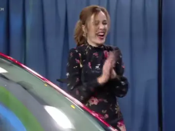 Frame 102.003105 de: Manolo Sarria regala un coche a una chica del público Frame 102.003105 de: Manolo Sarria regala un coche a una chica del público