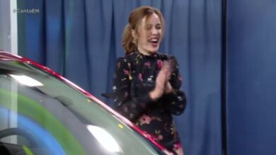 Manolo Sarria regala un coche a una chica del público