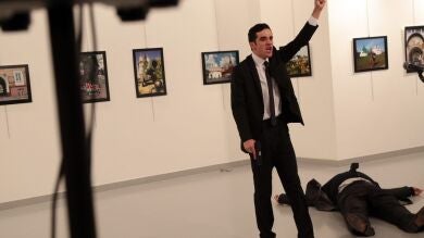 Un policía turco mata al embajador ruso en Turquía al grito de 