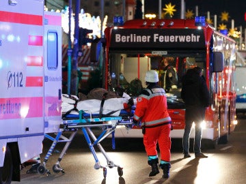 Los heridos en el ataque a un mercadillo navideño en Berlín son atendidos en el lugar
