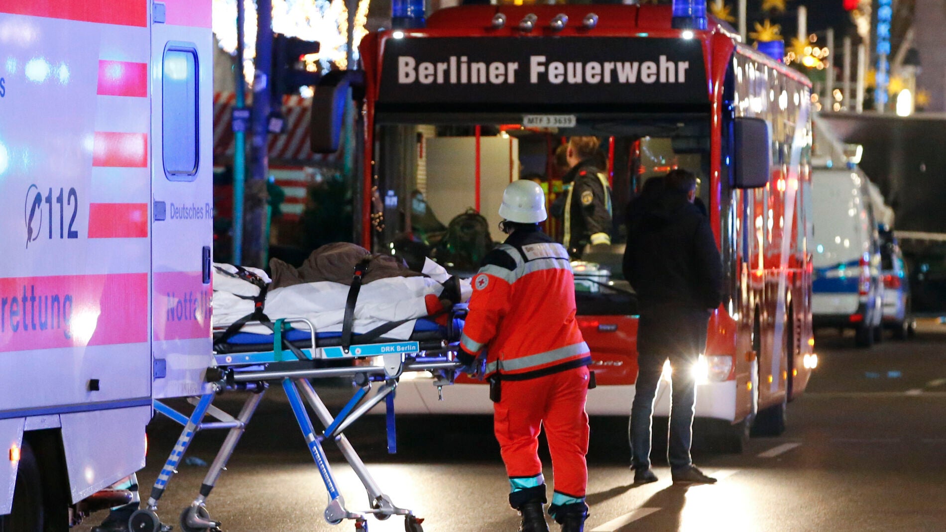 Los heridos en el ataque a un mercadillo navide&ntilde;o en Berl&iacute;n son atendidos en el lugar