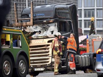 Retiran el camión del atropello masivo en Berlín Retiran el camión del atropello masivo en Berlín