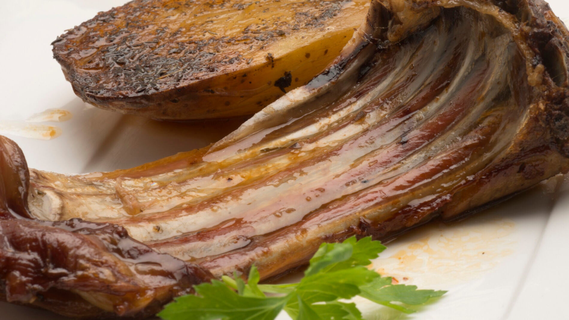 Cordero lechal asado con patatas y sala roja, la opción perfecta para tus  banquetes de Navidad