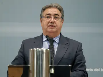 El ministro del Interior, Juan Ignacio Zoido, durante la rueda de prensa posterior a la reunión de la mesa de evaluación de la amenaza terrorista mantenida con los máximos responsables de las fuerzas de seguridad El ministro del Interior, Juan Ignacio Zoido, durante la rueda de prensa posterior a la reunión de la mesa de evaluación de la amenaza terrorista mantenida con los máximos responsables de las fuerzas de seguridad