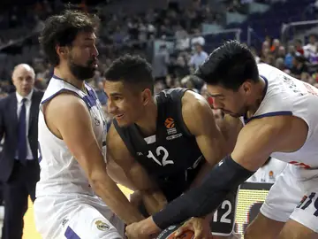 Llull y Ayón intentan robar el balón a Maodo Lo Llull y Ayón intentan robar el balón a Maodo Lo