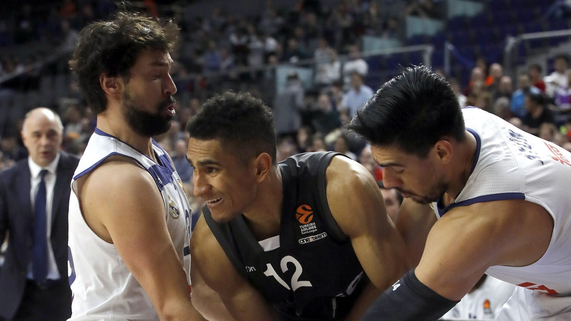 Llull y Ay&oacute;n intentan robar el bal&oacute;n a Maodo Lo