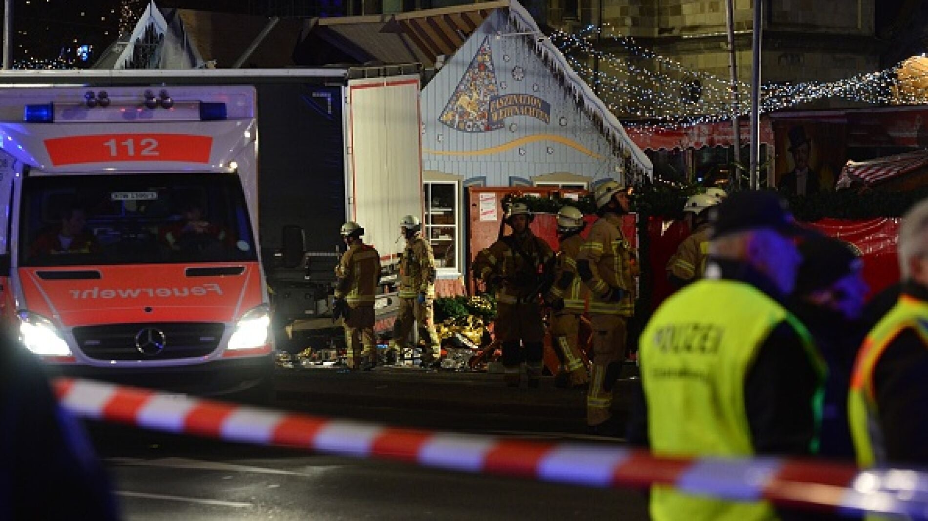 Equipos de emergencias cerca del cami&oacute;n