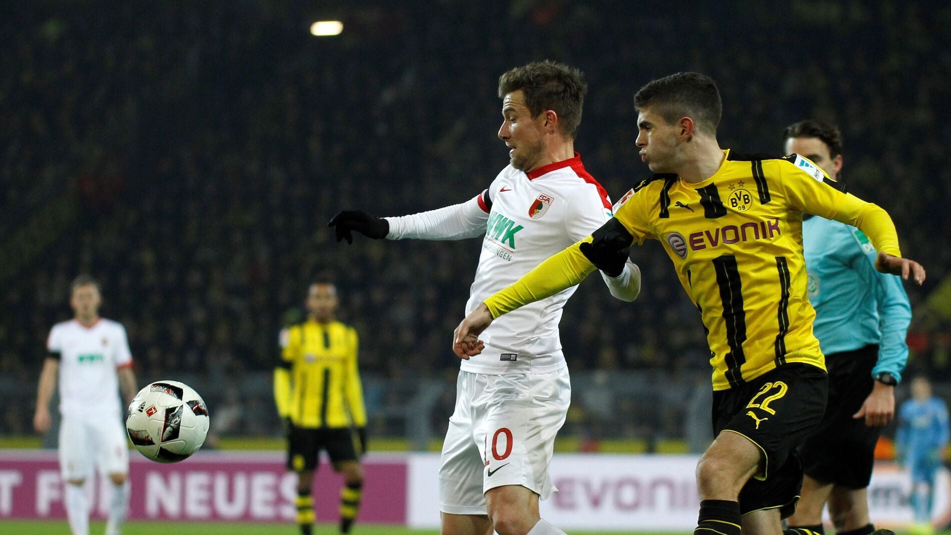 Pulisic y Baier disputan el bal&oacute;n
