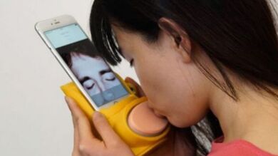 Crean un accesorio para móviles que permite besar a través de videollamadas