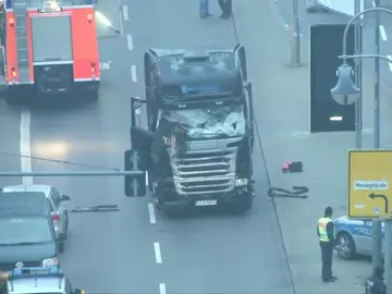 Frame 55.672726 de: La Policía de Berlín asegura que el atropello fue intencionado y habla de "ataque terrorista" Frame 55.672726 de: La Policía de Berlín asegura que el atropello fue intencionado y habla de "ataque terrorista"