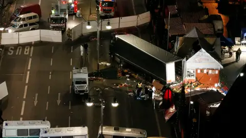 El camión tras chocar con el mercado navideño El camión tras chocar con el mercado navideño