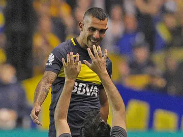 Tévez sonríe ante un aficionado que se clava de rodillas Tévez sonríe ante un aficionado que se clava de rodillas