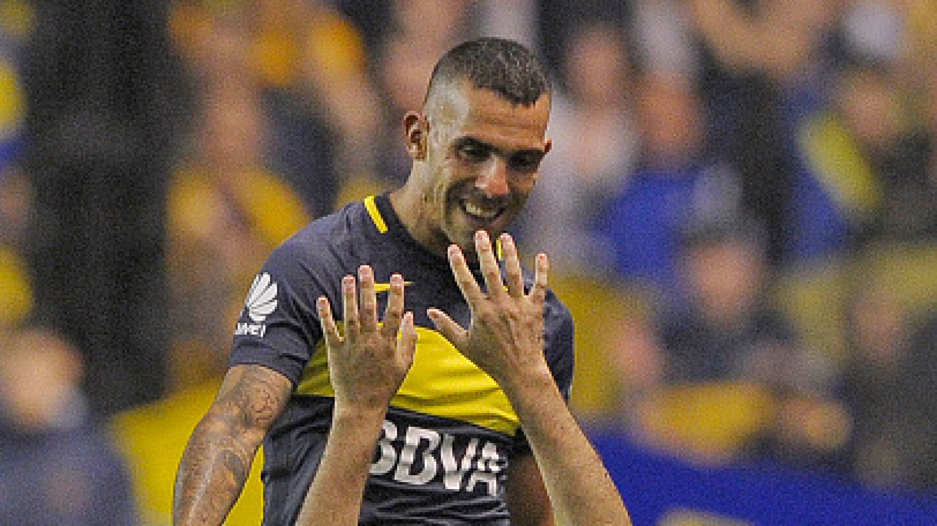 T&eacute;vez sonr&iacute;e ante un aficionado que se clava de rodillas