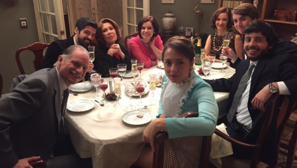 La familia Novoa realiza un brindis navideño por adelantado