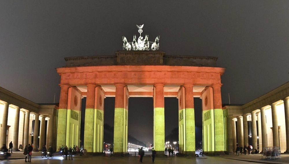 La Puerta De Brandeburgo Se Tine Con Los Colores De Alemania En Recuerdo De Las Victimas De Berlin