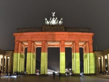 Puerta de Brandenburgo con los colores de la bandera nacional