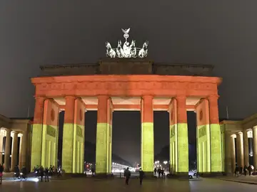 Puerta de Brandenburgo con los colores de la bandera nacional Puerta de Brandenburgo con los colores de la bandera nacional