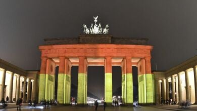 La puerta de Brandeburgo se tiñe con los colores de Alemania en recuerdo de las víctimas de Berlín