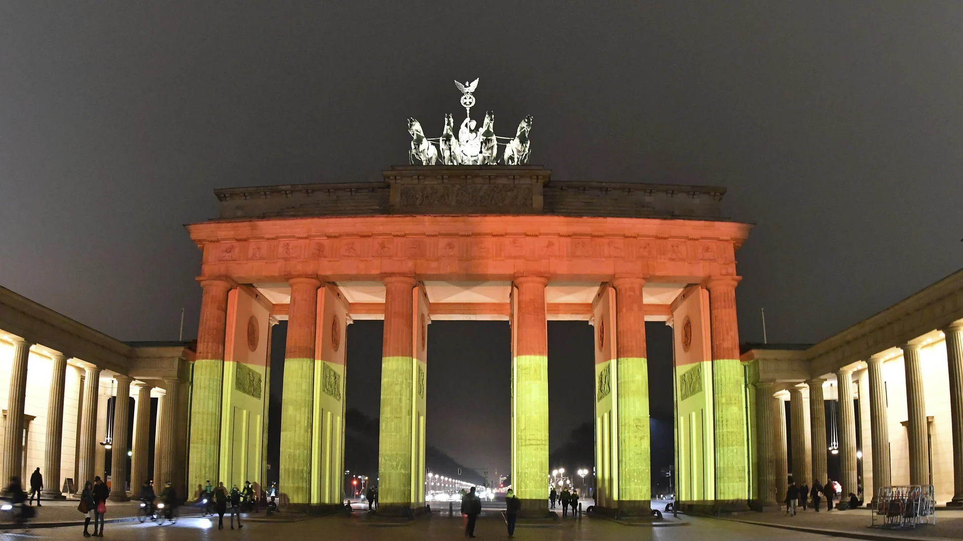 Puerta de Brandenburgo con los colores de la bandera nacional Puerta de Brandenburgo con los colores de la bandera nacional