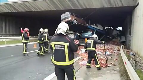 Frame 37.025218 de: Un tr&aacute;iler choca contra una furgoneta en Zizur 