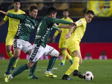Santos Borre aguanta el balón ante la defensa del Toledo Santos Borre aguanta el balón ante la defensa del Toledo