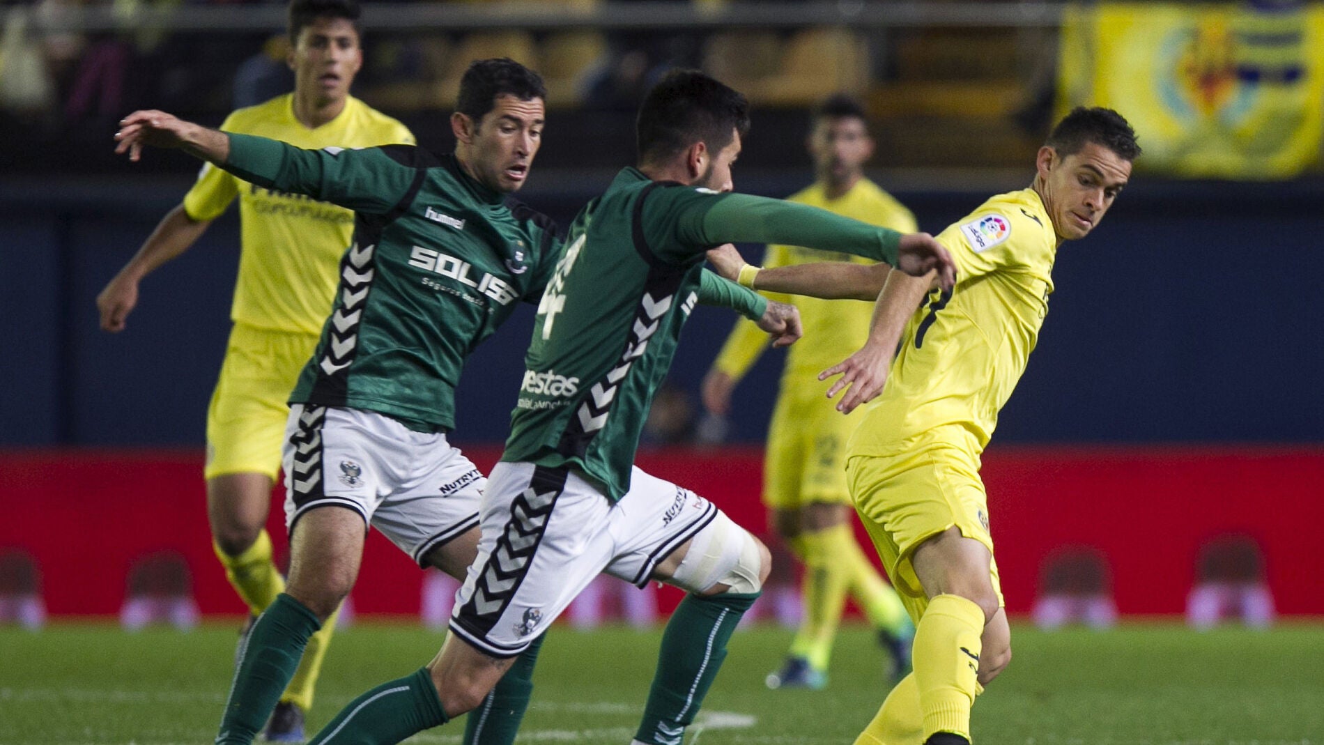 Santos Borre aguanta el bal&oacute;n ante la defensa del Toledo