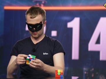 Calum, un joven capaz de resolver un cubo de Rubik con los pies