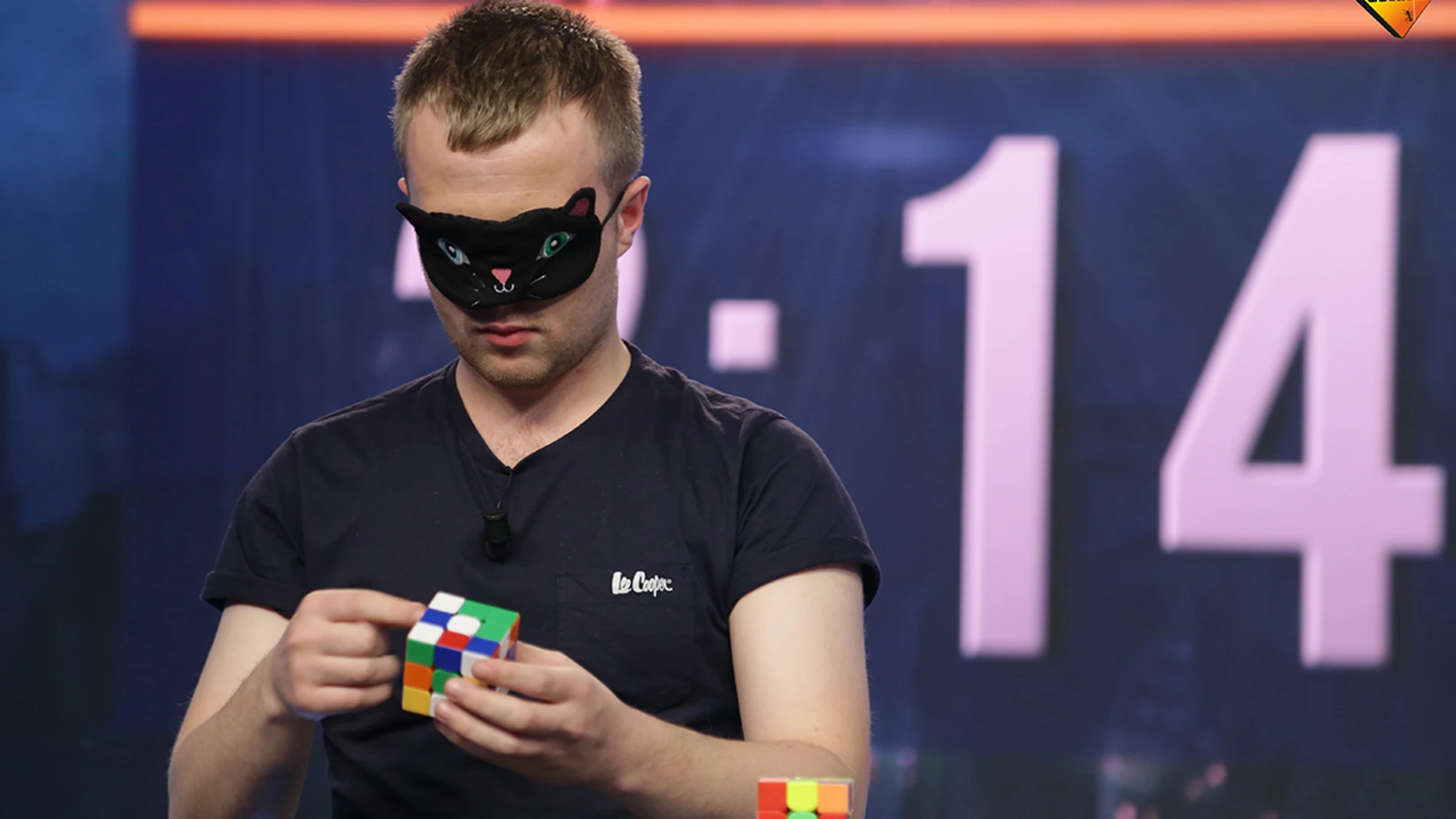 Calum, un joven capaz de resolver un cubo de Rubik con los pies