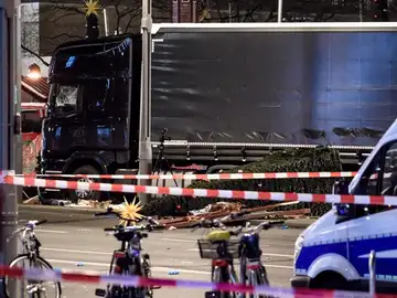Imagen del camión después del atropello masivo en Berlín Imagen del camión después del atropello masivo en Berlín