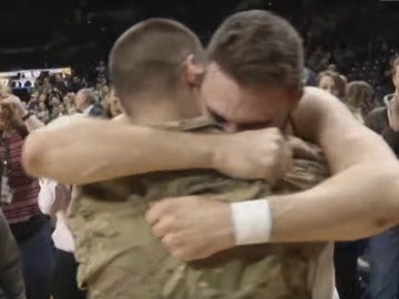Bo Farrell abraza a su hermano Matt después del partido
