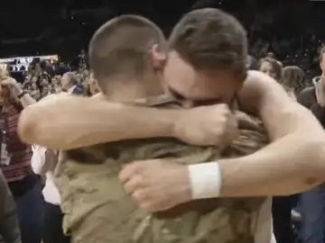 Bo Farrell abraza a su hermano Matt después del partido Bo Farrell abraza a su hermano Matt después del partido