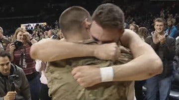 Bo Farrell abraza a su hermano Matt después del partido