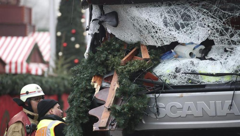 n policía y un bombero inspeccionan el camión del atentado en Berlín