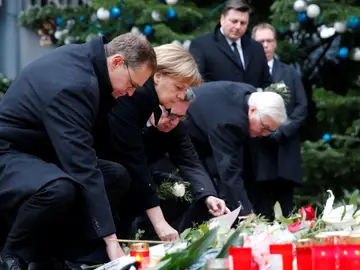 Políticos alemanes rinden homenaje a las víctimas del atentado Políticos alemanes rinden homenaje a las víctimas del atentado