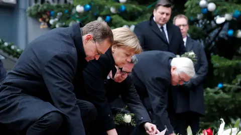 Políticos alemanes rinden homenaje a las víctimas del atentado Políticos alemanes rinden homenaje a las víctimas del atentado