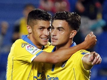 Mateo García y Asdrúbal Padrón celebran uno de los goles de Las Palmas ante el Toledo