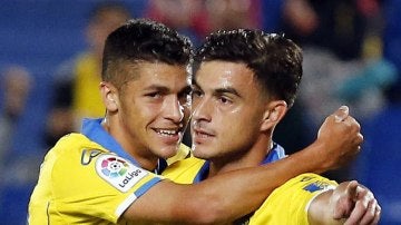 Mateo García y Asdrúbal Padrón celebran uno de los goles de Las Palmas ante el Toledo