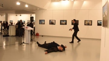Fotografía del hombre armado que disparó contra el embajador ruso