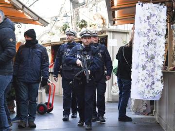 Agentes de policía patrullan por el mercadillo navideño en Berlín