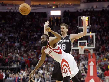 Pau Gasol disputa un balón con James Harden Pau Gasol disputa un balón con James Harden