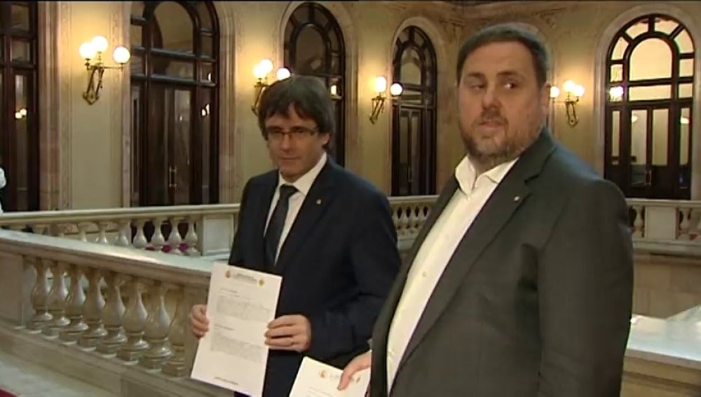 Frame 11.991463 de: El gobierno catalán recibe la resolución del TC que suspende los planes independentistas