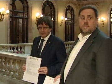 Frame 11.991463 de: El gobierno catalán recibe la resolución del TC que suspende los planes independentistas