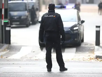 Imagen de archivo de un policía nacional Imagen de archivo de un policía nacional