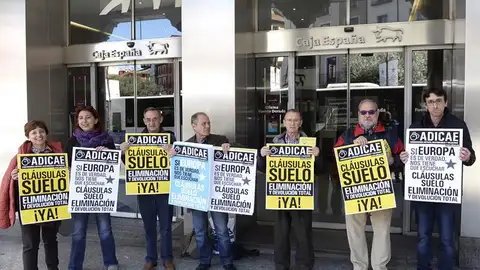 Integrantes de Adicae Castilla y León durante una manifestación en Valladolid para pedir a Europa la retroactividad total de las cláusulas suelo Integrantes de Adicae Castilla y León durante una manifestación en Valladolid para pedir a Europa la retroactividad total de las cláusulas suelo