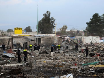 Lugar de la explosión de una fábrica de pirotecnia en México