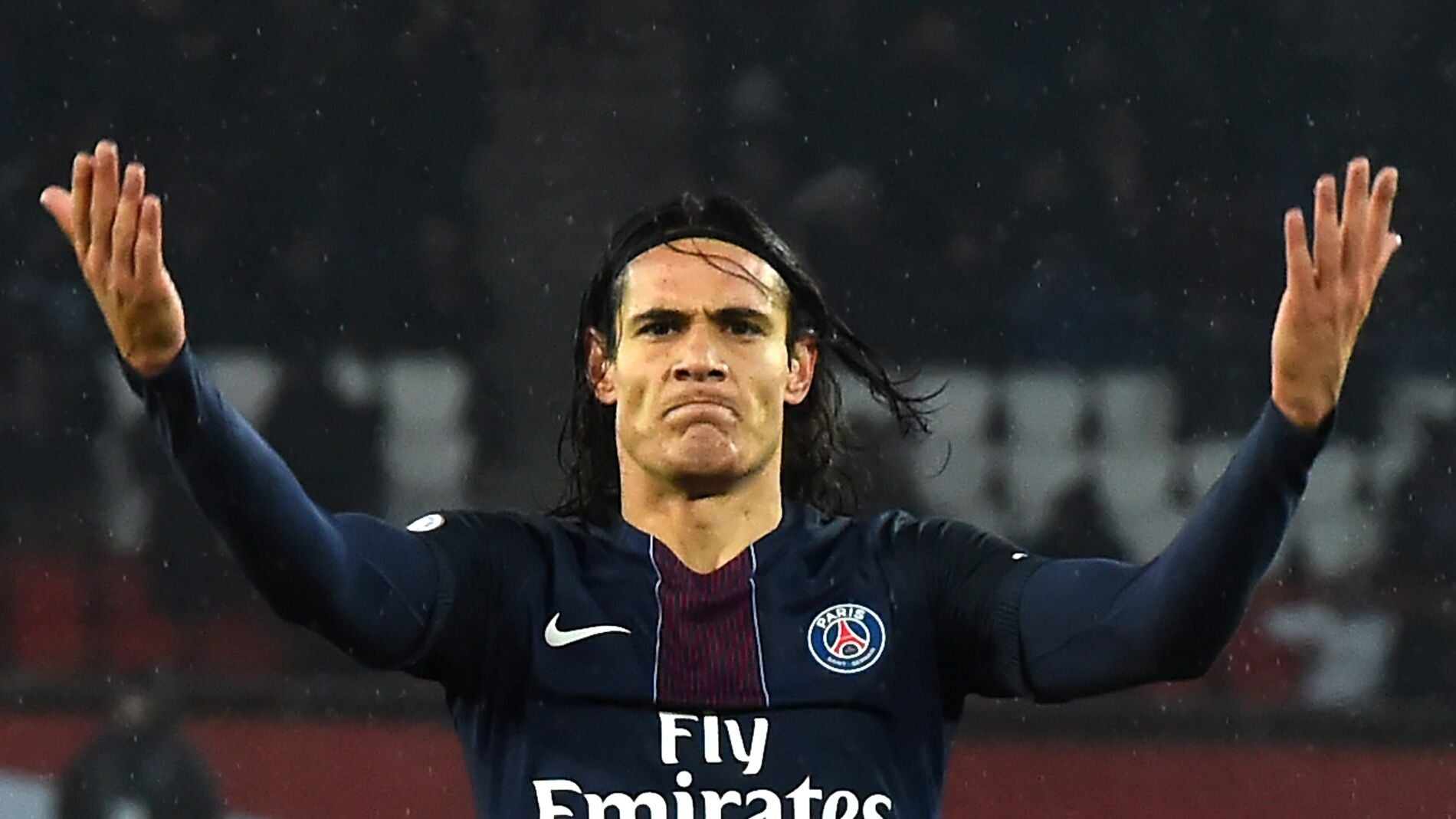 Cavani celebra su gol contra el Lorient