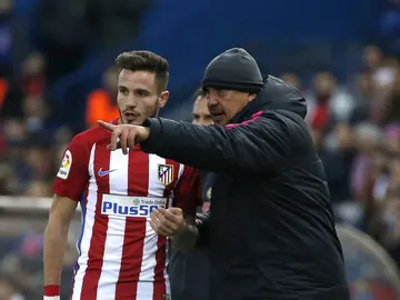 El 'Mono' Burgos da instrucciones a Saúl desde la banda El 'Mono' Burgos da instrucciones a Saúl desde la banda