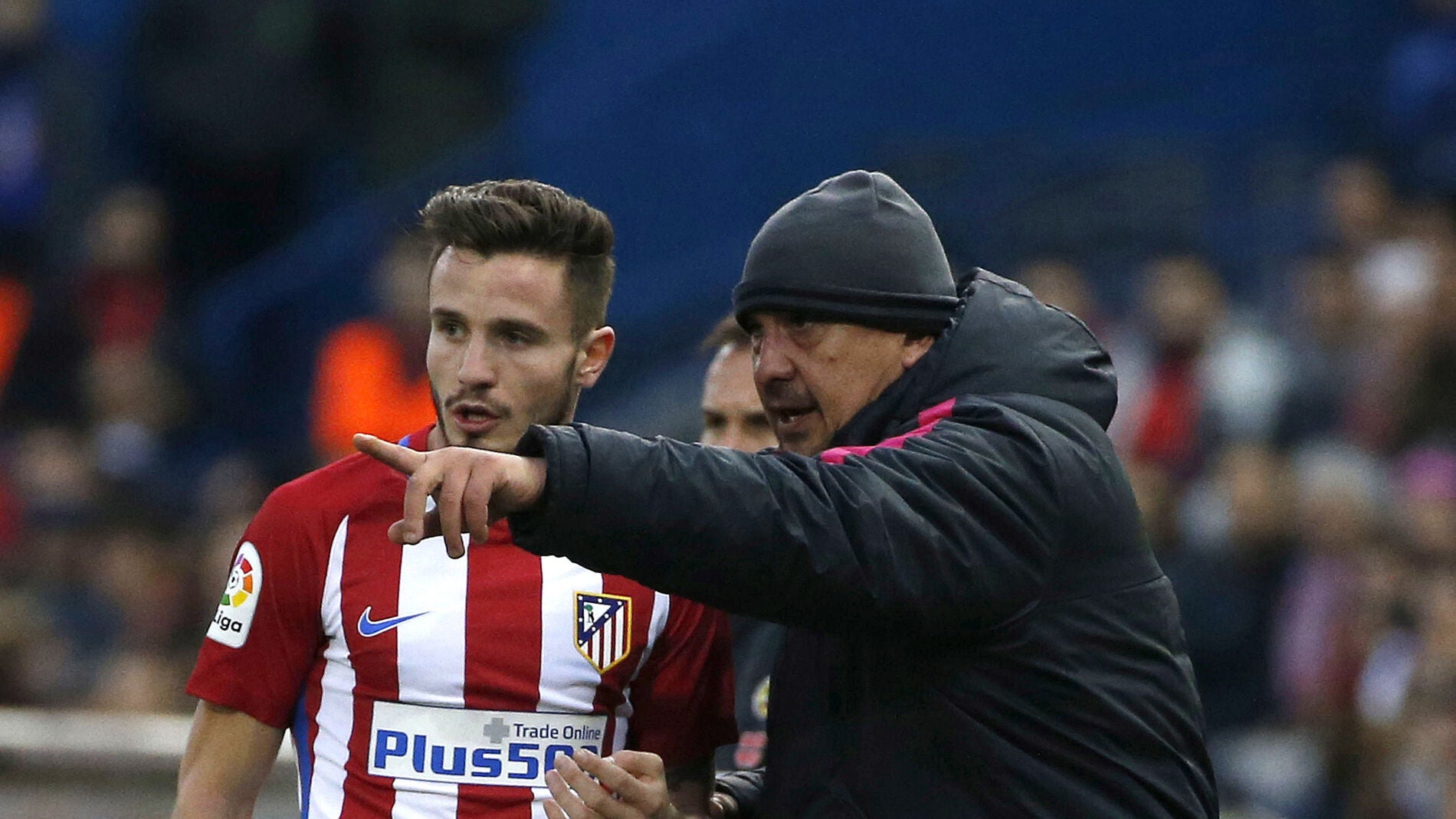 El 'Mono' Burgos da instrucciones a Sa&uacute;l desde la banda