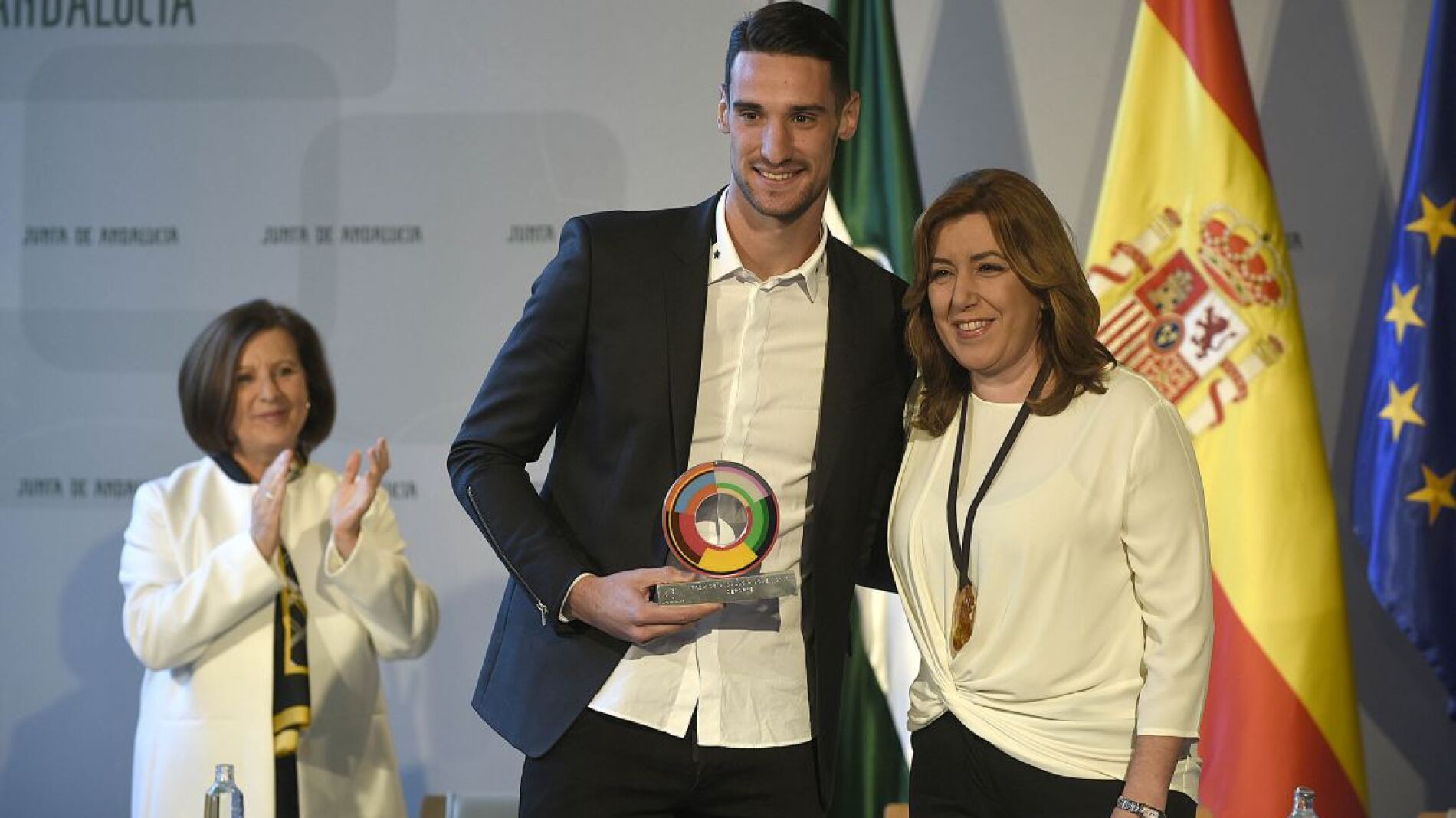 Susana D&iacute;az: "no ha habido una b&eacute;tica que premie tanto a los sevillistas" como ella