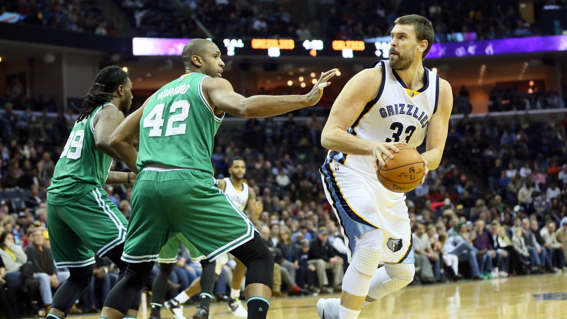 Marc Gasol se prepara para lanzar a canasta Marc Gasol se prepara para lanzar a canasta